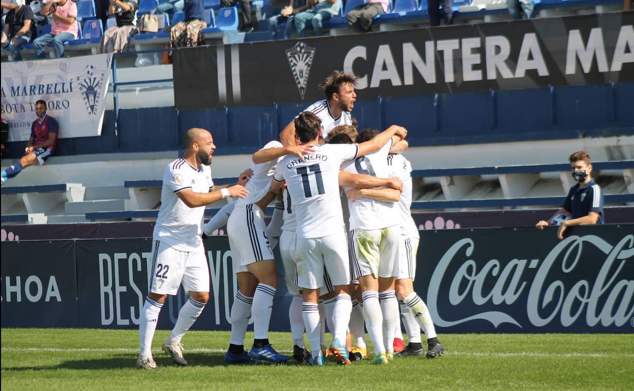 El Marbella celebra el primer gol de la temporada.