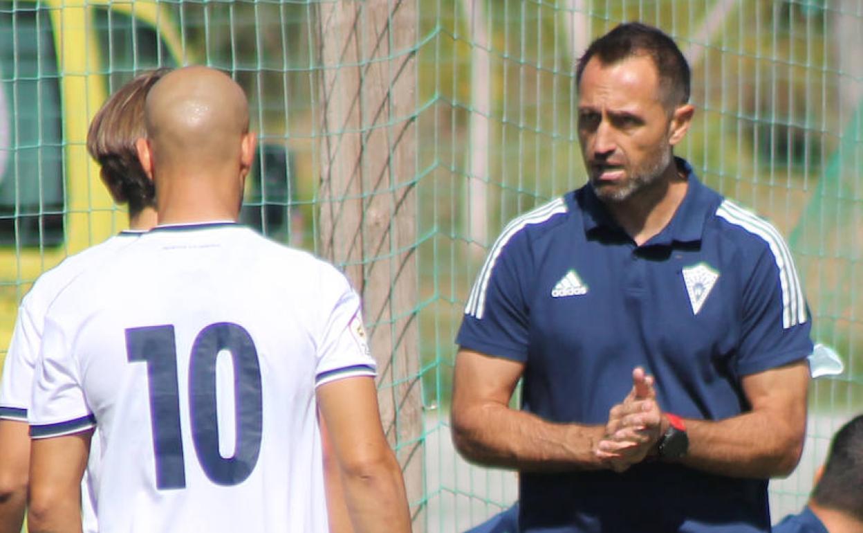 Aira se dirige a Añón durante un partido. 