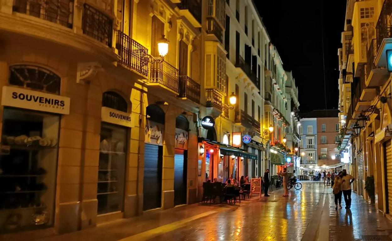 Aspecto de la calle Molina Lario, en el Centro de Málaga, esta noche. 