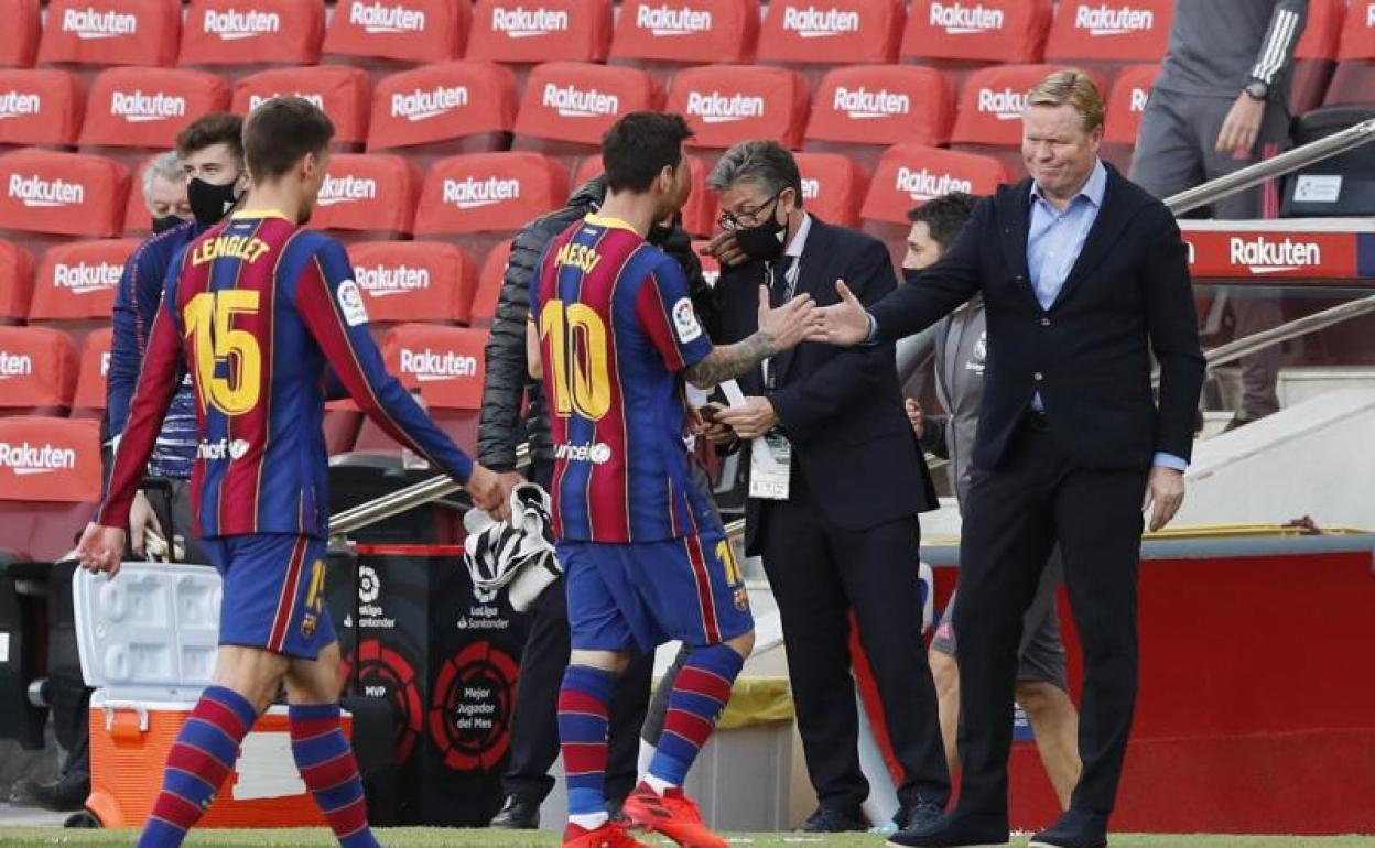 Ronald Koeman saluda a Messi tras el clásico, con Lenglet camino también de los vestuarios. 
