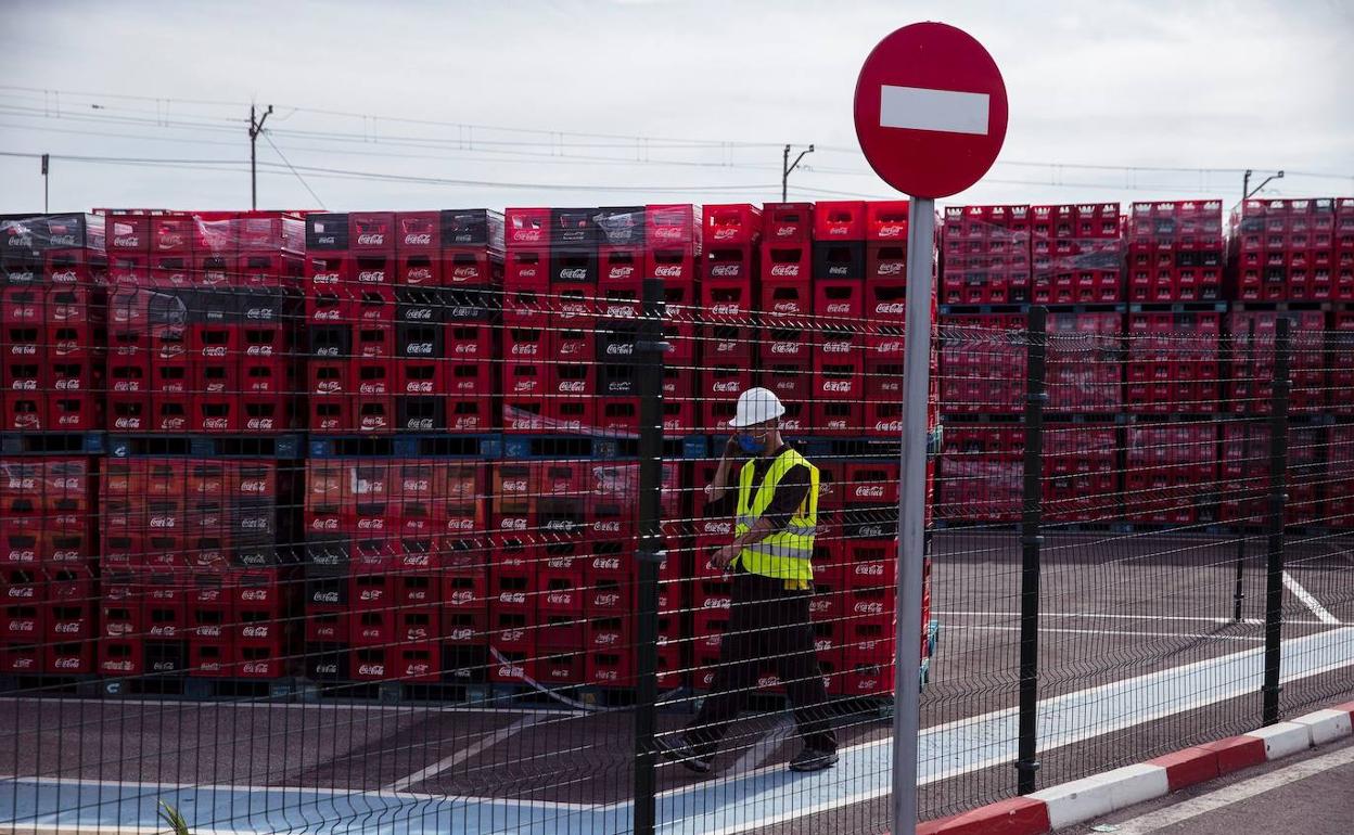 Trabajador en la planta embotelladora de Coca-Cola en Málaga. 