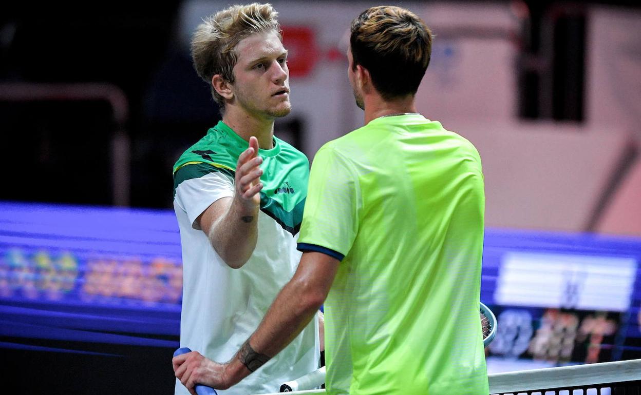 Davidovich se saluda con Novak después de vencerle en Colonia hace unos días. 