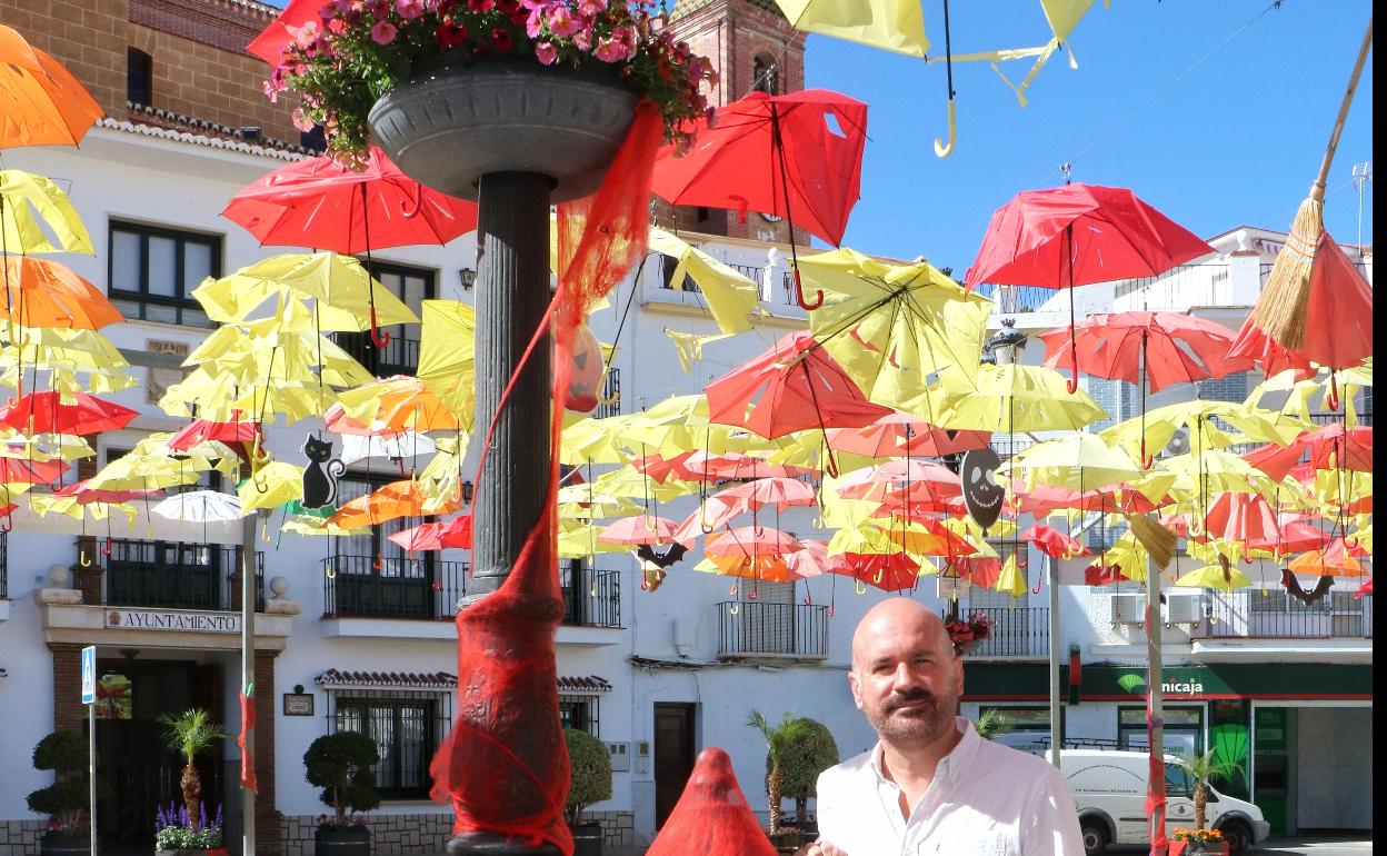 El edil de Fiestas y Tradiciones Populares, Salvador Escudero, junto a la decoración. 