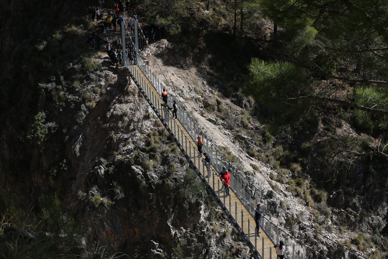 Así es el espectacular puente colgante de El Saltillo, una pasarela de 52 metros de largo situada a 62 metros de altura 