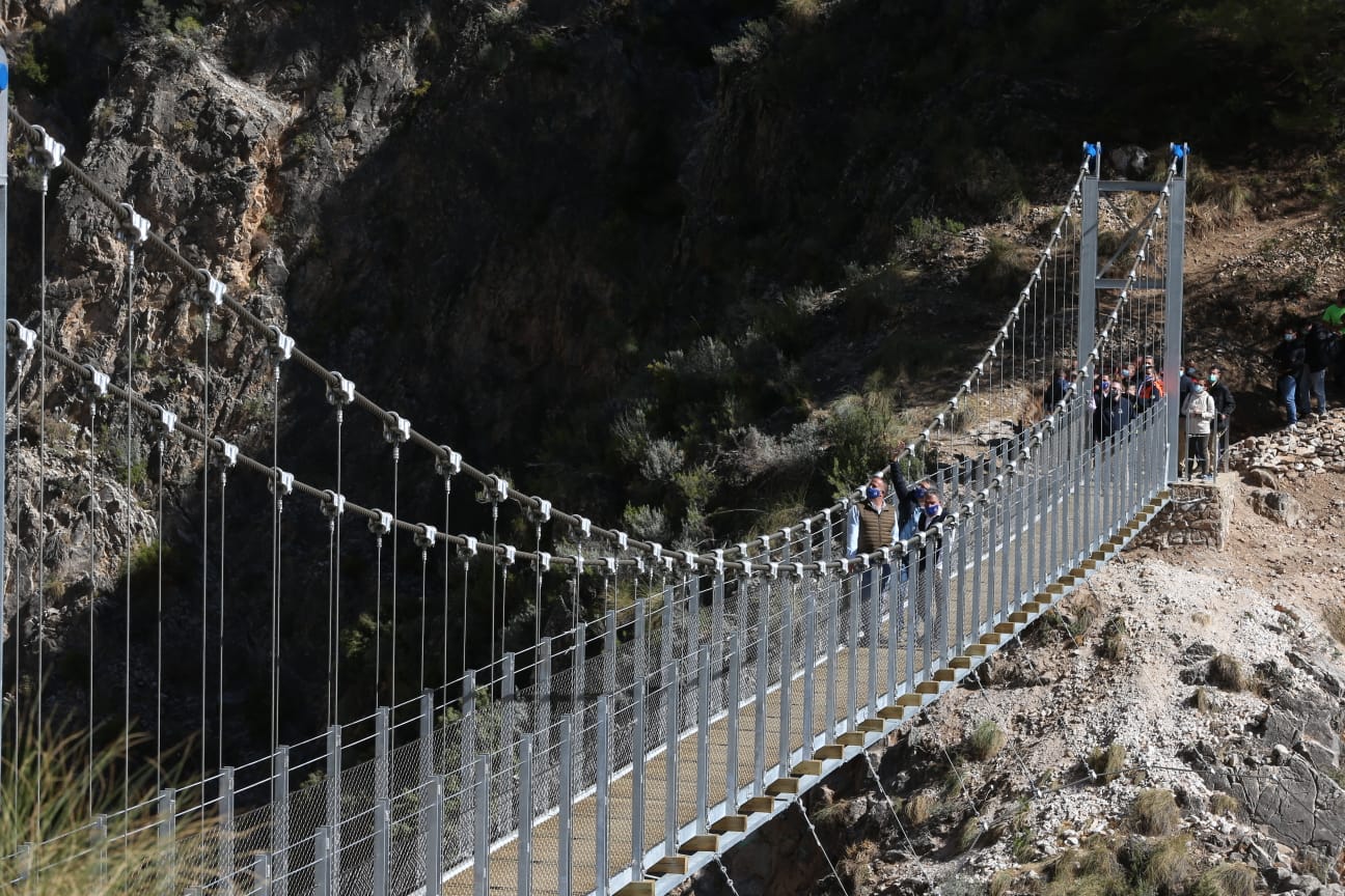 Así es el espectacular puente colgante de El Saltillo, una pasarela de 52 metros de largo situada a 62 metros de altura 