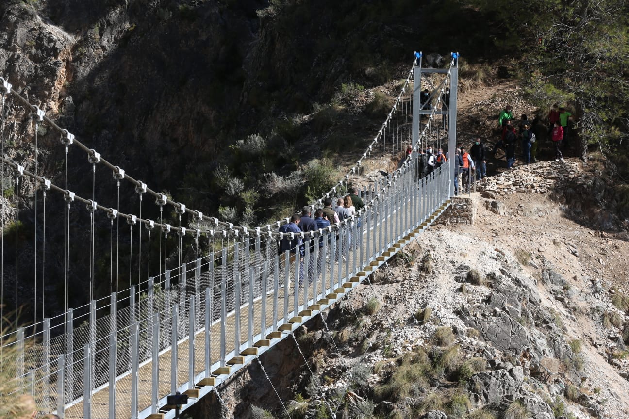 Así es el espectacular puente colgante de El Saltillo, una pasarela de 52 metros de largo situada a 62 metros de altura 