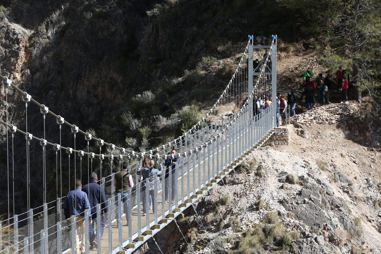 Así es el espectacular puente colgante de El Saltillo, una pasarela de 52 metros de largo situada a 62 metros de altura 