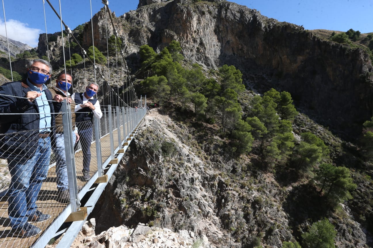 Así es el espectacular puente colgante de El Saltillo, una pasarela de 52 metros de largo situada a 62 metros de altura 