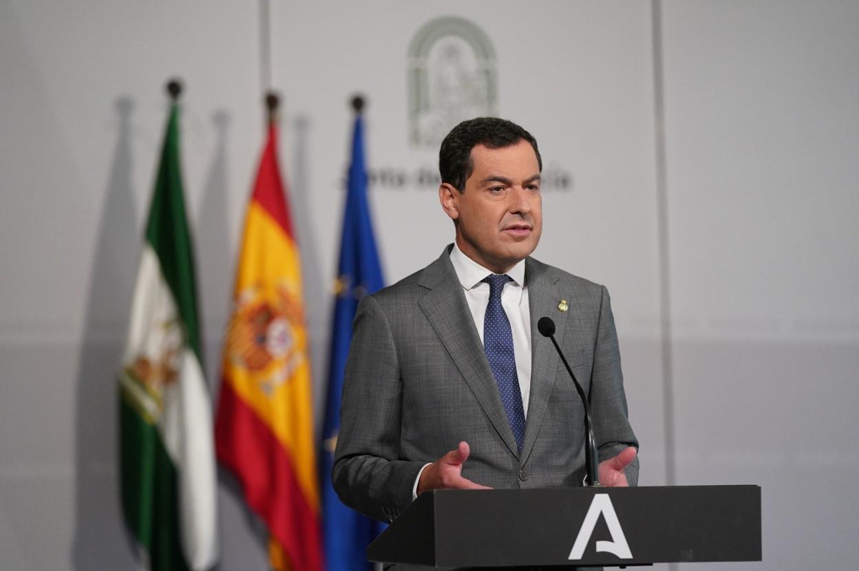 El presidente de la Junta de Andalucía, Juanma Moreno, en su comparecencia de prensa ayer tras la conferencia de presidentes autonómicos. sur