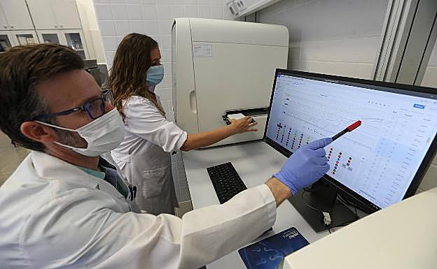 Imagen principal - Los técnicos, con el equipo de PCR en tiempo real analizando los resultados. A la derecha, uno de los laboratorios biológicos. 