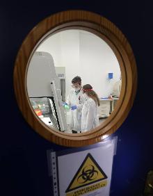 Imagen secundaria 2 - Los técnicos, con el equipo de PCR en tiempo real analizando los resultados. A la derecha, uno de los laboratorios biológicos. 