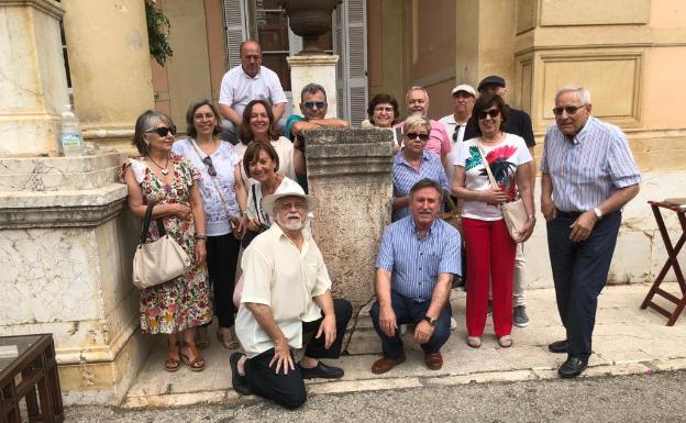 Miembros de la Asociación Cultural Athenaa, en la visita que hicieron a Málaga hace dos años para conocer el pedestal. 