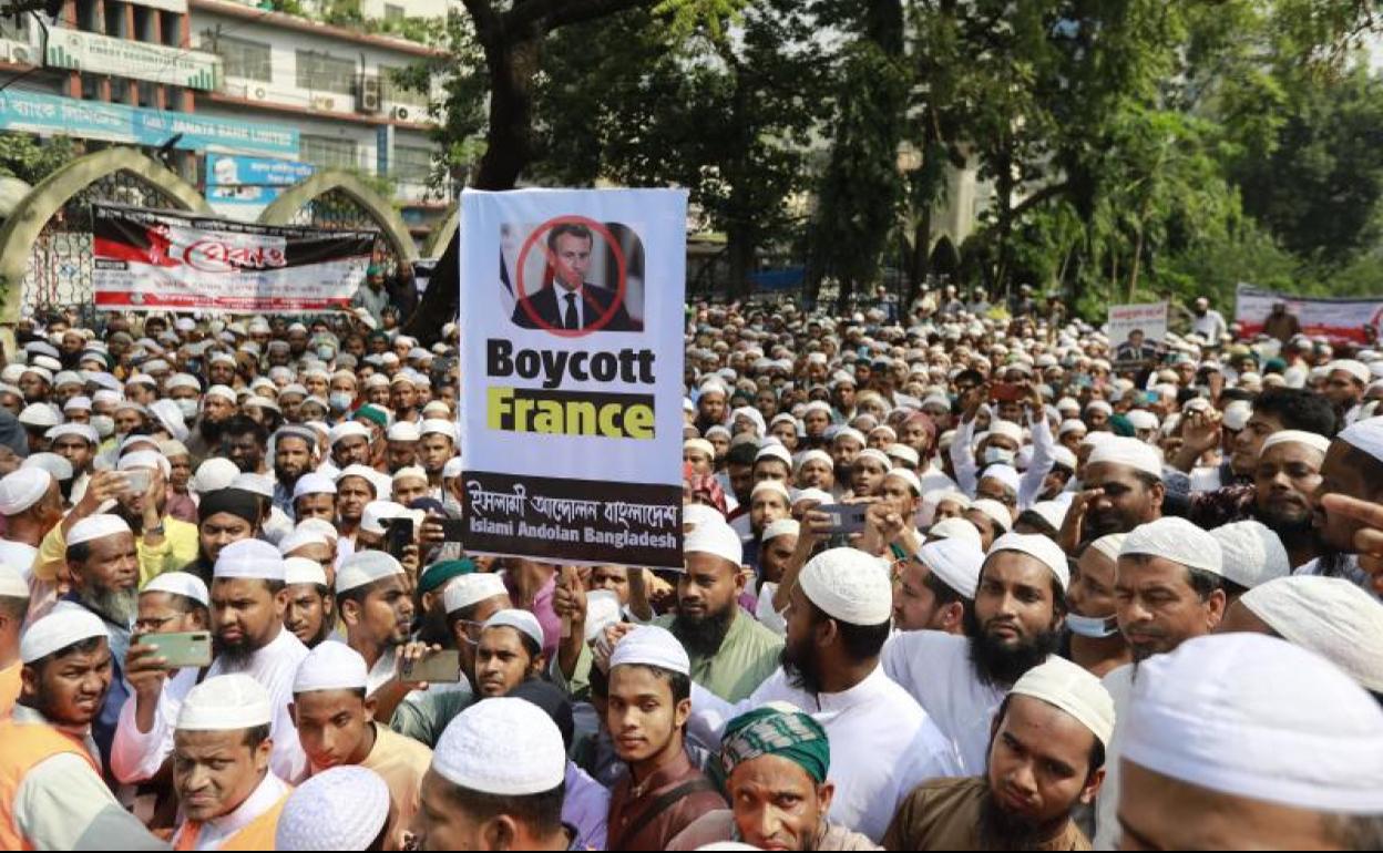 Cientos de musulmanes se manifiestan en la capital de Bangladés para exigir el boicot a Francia tras las palabras de Macron.