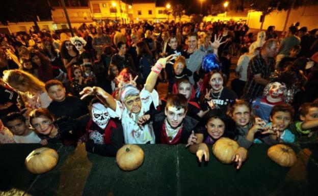 Málaga suspende las fiestas presenciales de Halloween en todos los distritos