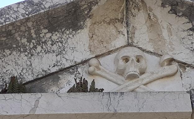 Detalle de las plantas y del frontispicio de la tumba. 