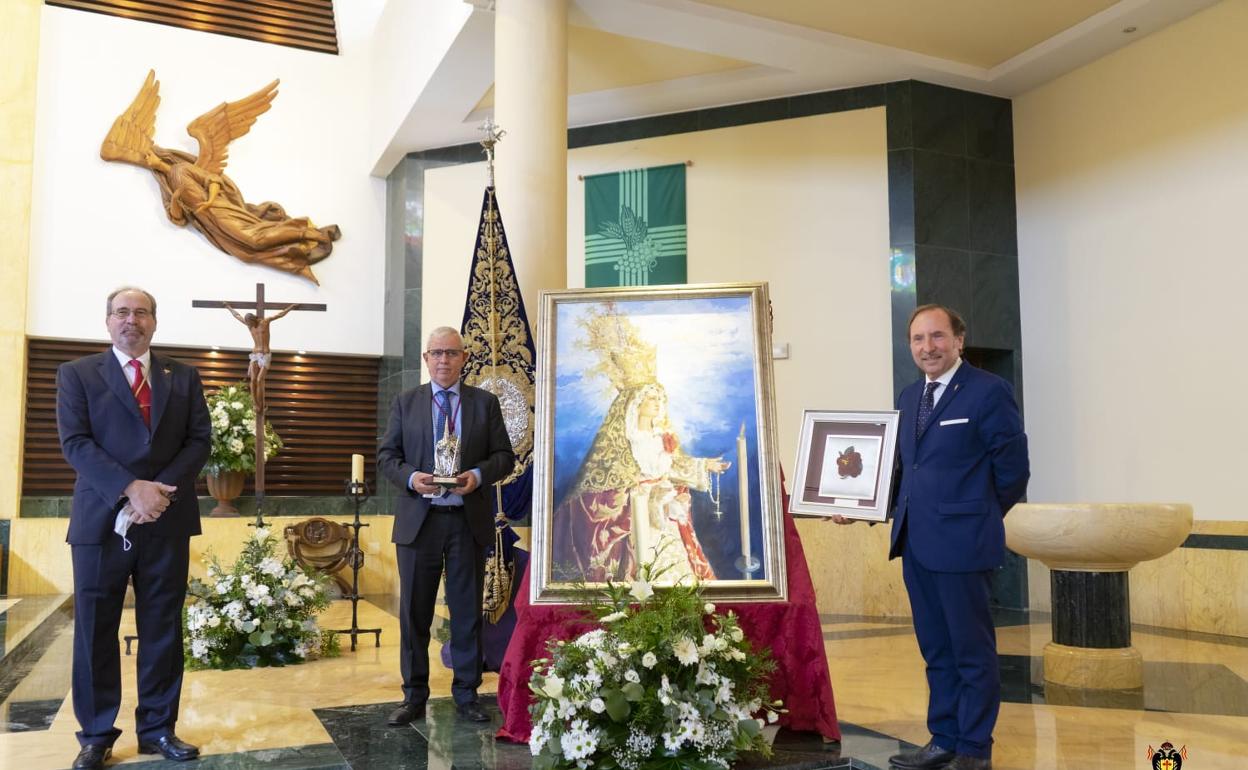 Valderrama, García y Mendoza junto a un cuadro con una pintura de la Virgen de la Amargura.