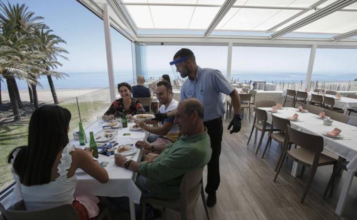 Andalucía fija el cierre de la hostelería a las 22.30 horas y limita las reuniones a seis personas