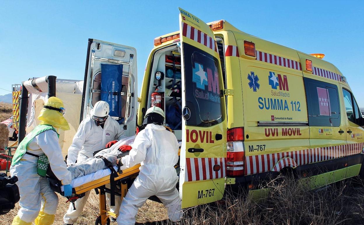 Simulación de traslado de una víctima en una catástrofe. 