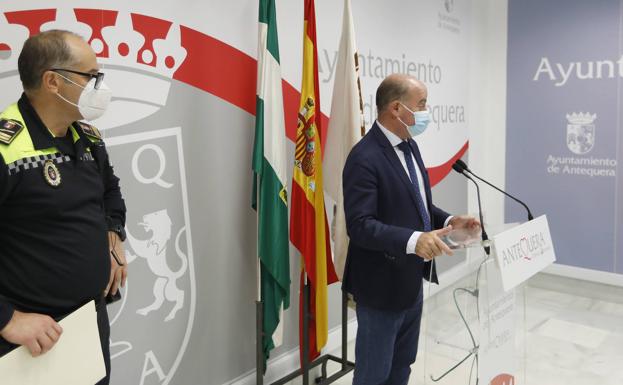 El alcalde, Manuel Barón, junto al jefe de la Policía Local, Francisco Alcántara. 