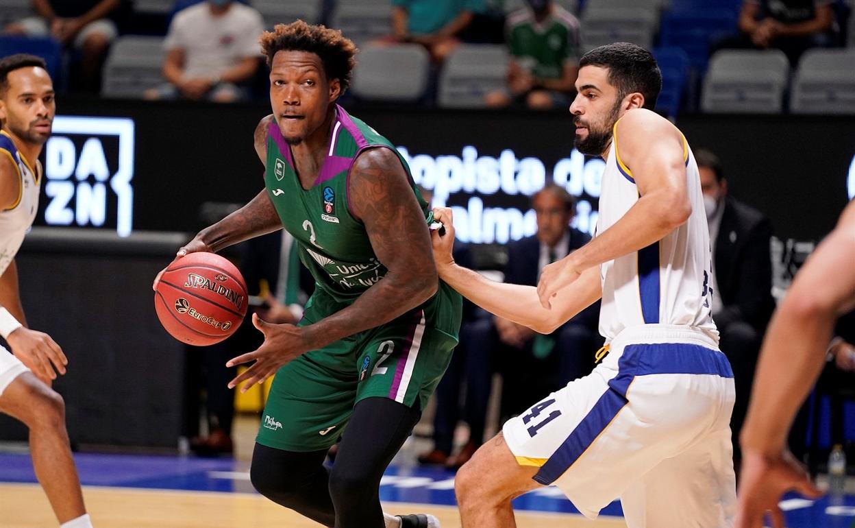 Thompson es defendido por Ginat en el partido de la Eurocup ante el Metropolitans jugado en Málaga. 