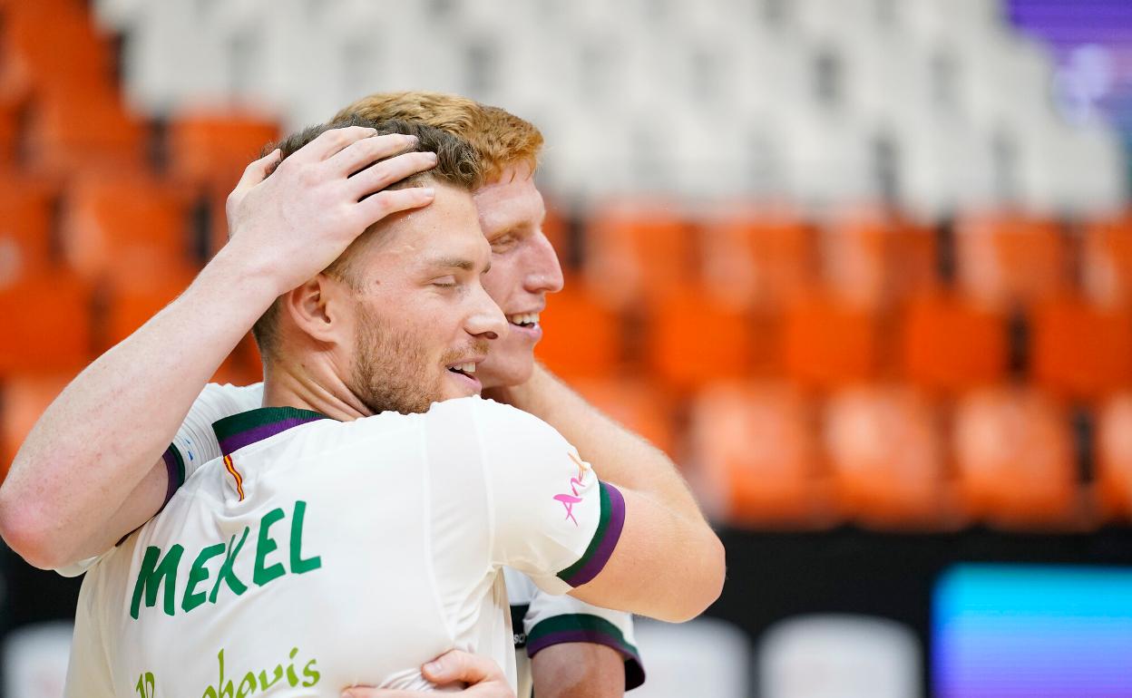 Alberto Díaz y Gal Mekel se abrazan al final de un partido de la pasada fase final.