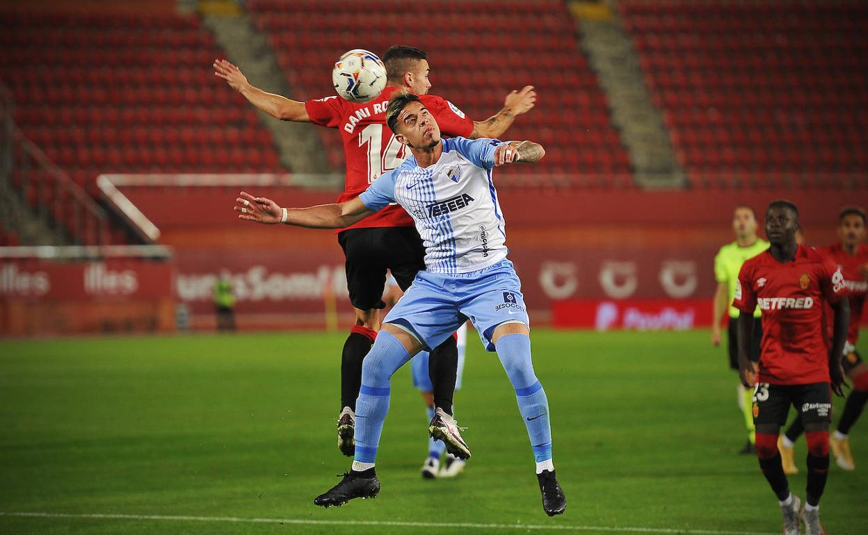 El malaguista Mejías lucha en un balón aéreo con el jugador del Mallorca, Dani Rodríguez.