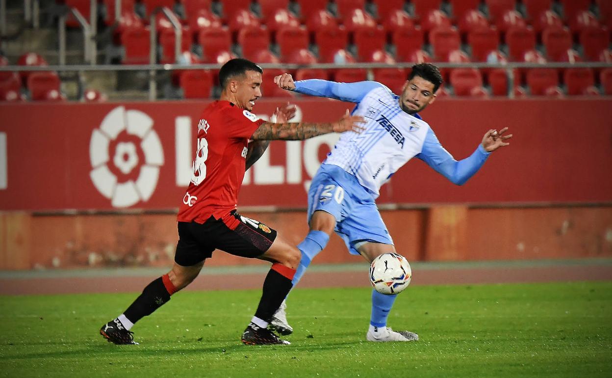 El jugador del Málaga, Caye Quintana, pugna por el balón en el partido contra el Mallorca.