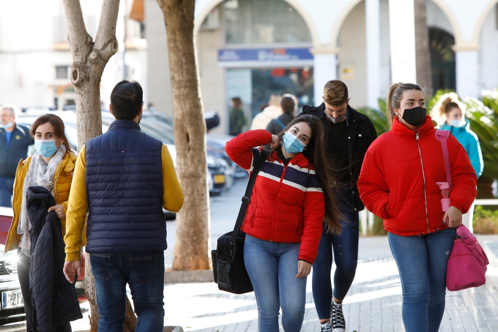 Las restricciones, que afectan a 19 municipios de la comarca hasta el 9 de noviembre, dejan una menor afluencia en las calles del municipio
