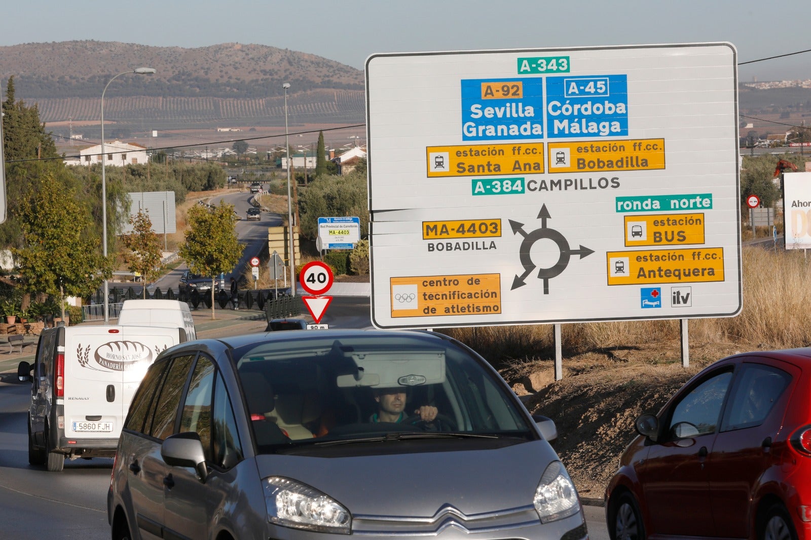 Las restricciones, que afectan a 19 municipios de la comarca hasta el 9 de noviembre, dejan una menor afluencia en las calles del municipio