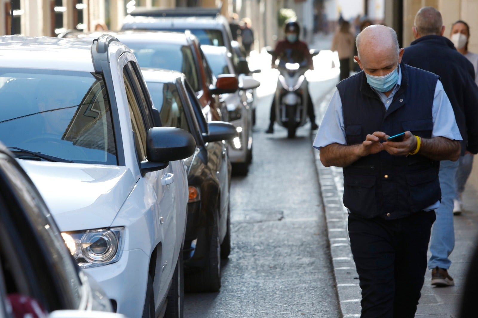 Las restricciones, que afectan a 19 municipios de la comarca hasta el 9 de noviembre, dejan una menor afluencia en las calles del municipio