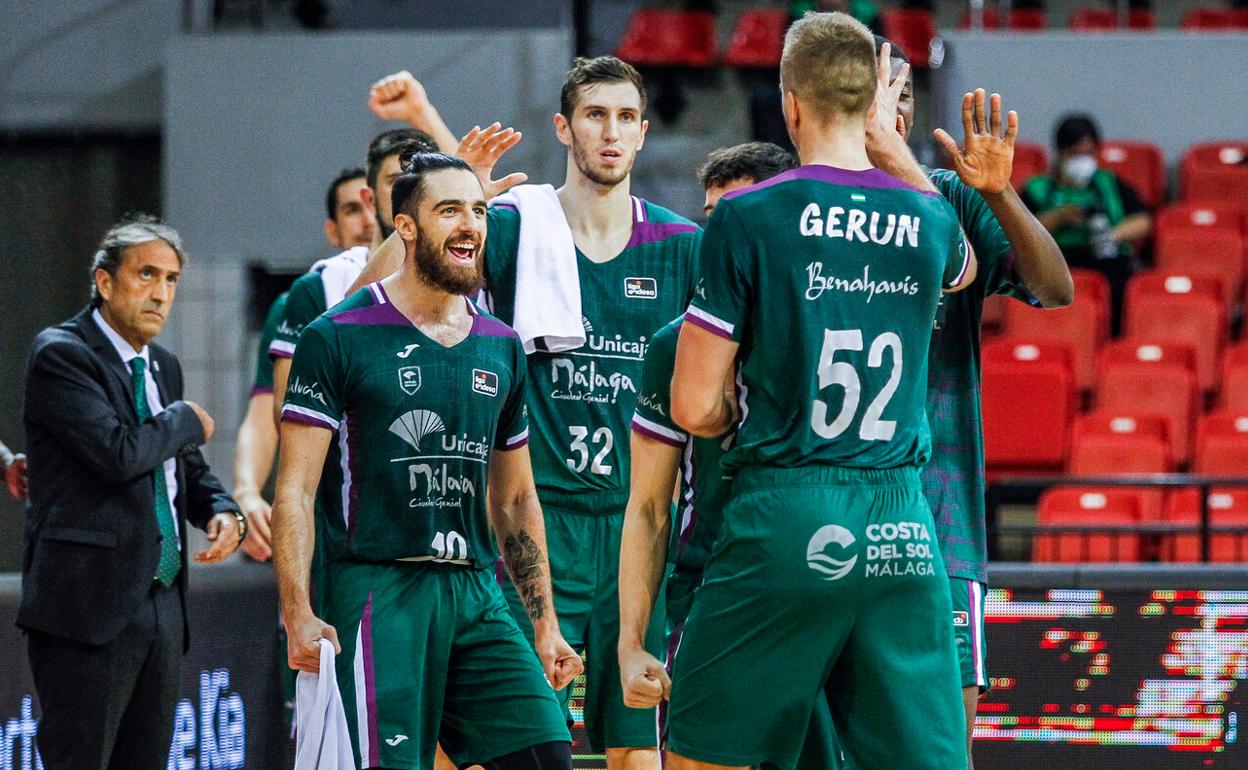 El banquillo del Unicaja felicita a Gerun, que jugó un buen partido ante el Zaragoza. 