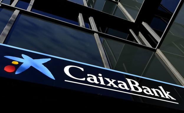 Logotipo de una oficina de CaixaBank en Barcelona. 