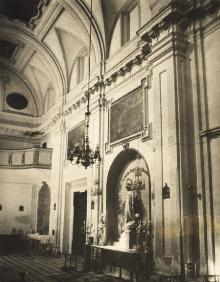 Imagen secundaria 2 - Arriba, grabado de Puerta del Mar a principios del siglo XIX, el lugar donde unas décadas antes tenían lugar los ajusticiamientos. Abajo, a la izquierda, escudo de la Hermandad de la Caridad. Al lado, iglesia de San Julián, donde recibieron sepultura algunos reos 