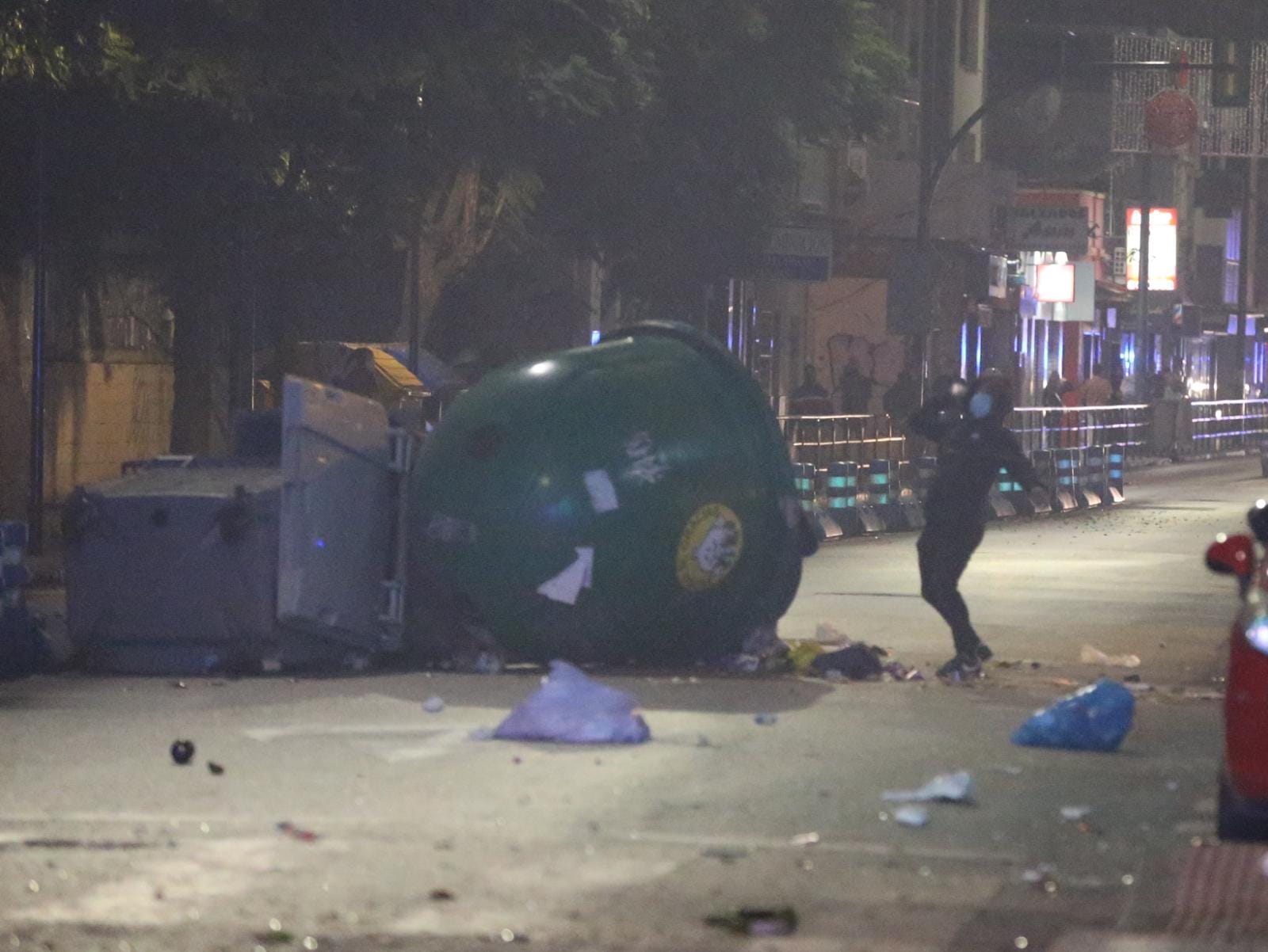 Los manifestantes se enfrentaron a la policía durante la noche del sábado 