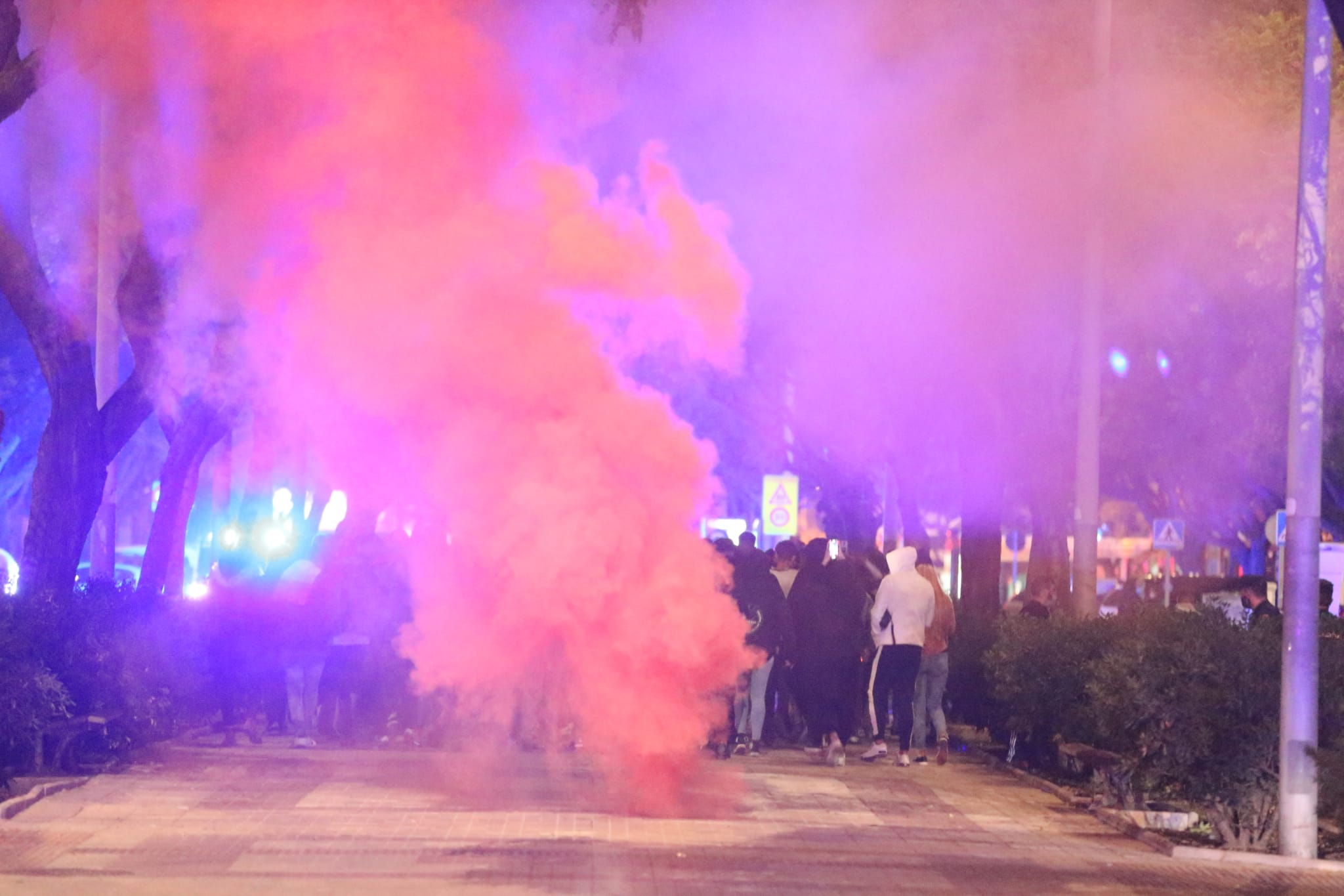 Los manifestantes se enfrentaron a la policía durante la noche del sábado 