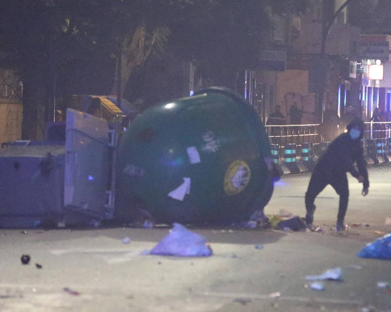 Los manifestantes, muchos con estética radical, se enfrentaron a la policía 