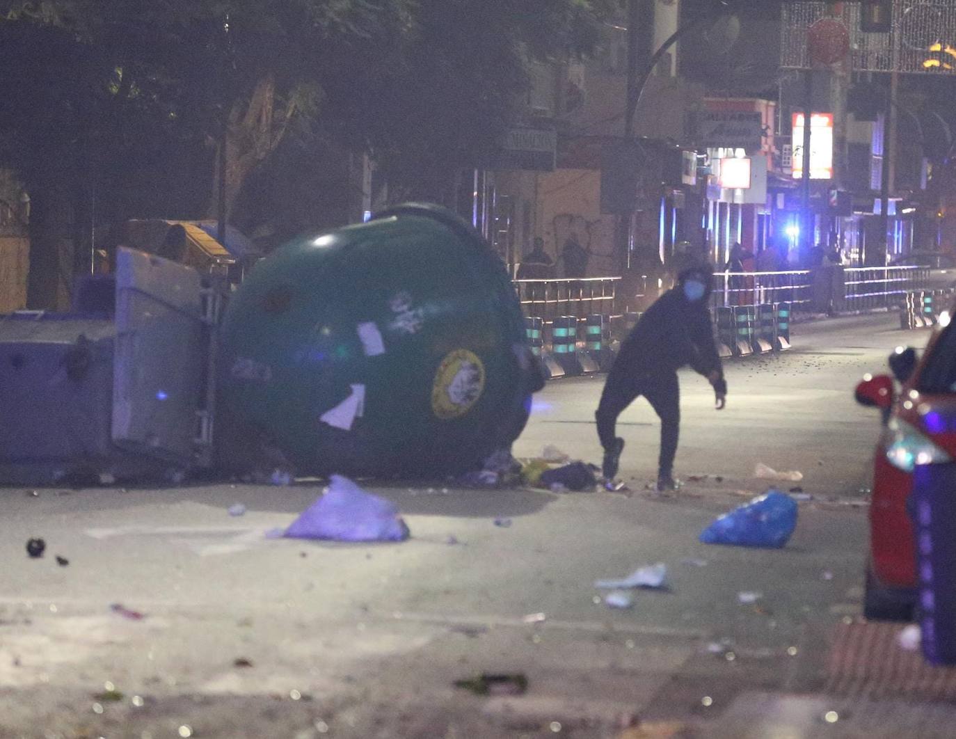 Los manifestantes, muchos con estética radical, se enfrentaron a la policía 