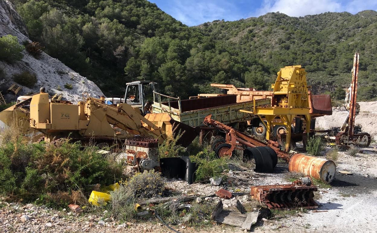 Imagen de una parte de los vehículos que permanecen abandonados en la antigua cantera de Los Colmenarejos, muy próxima a Maro. 