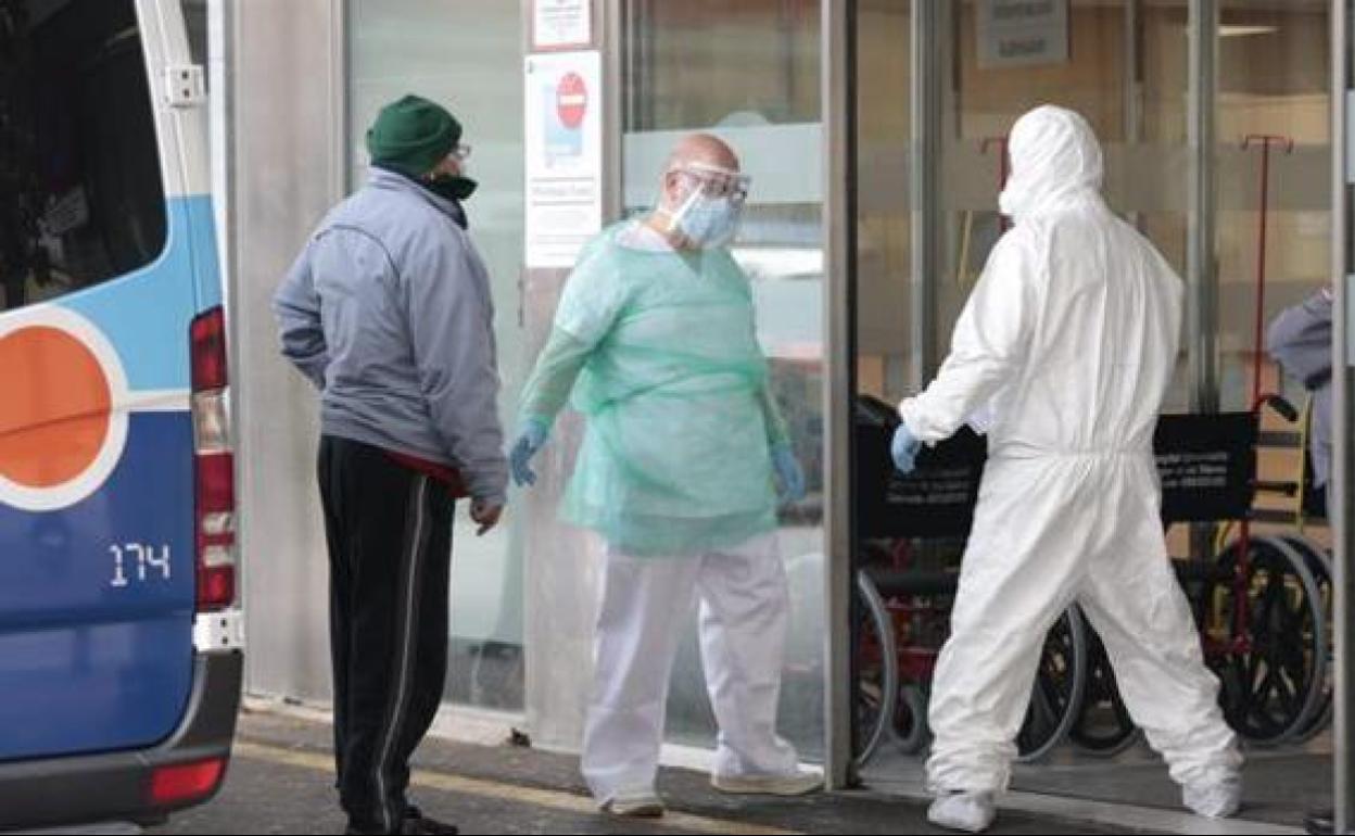 Puerta de entrada de un hospital de Granada. 