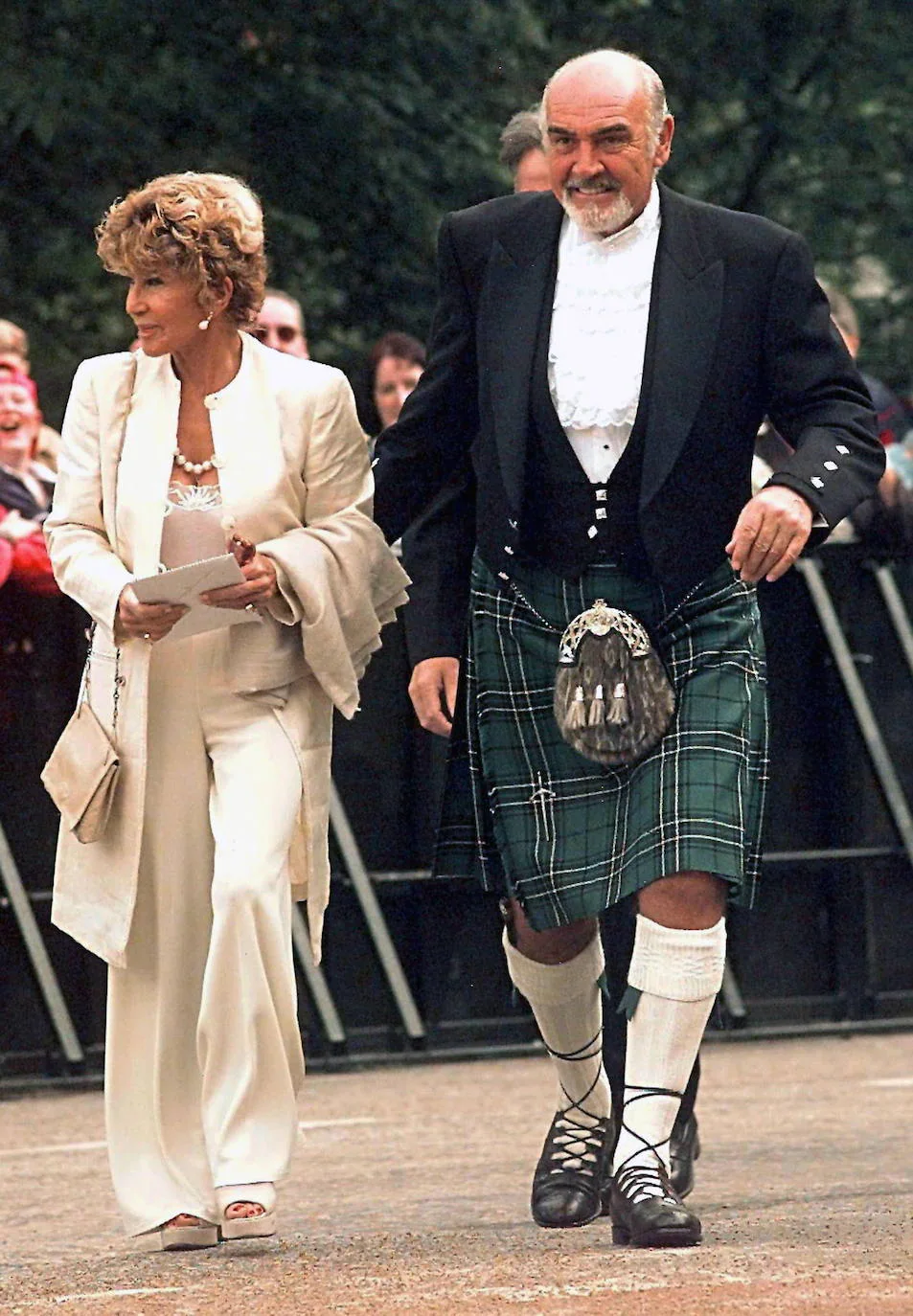 Sean Connery con su mujer Micheline Roquebrune, en la apertura del Parlamente de Escocia en Edinburgo en 1990