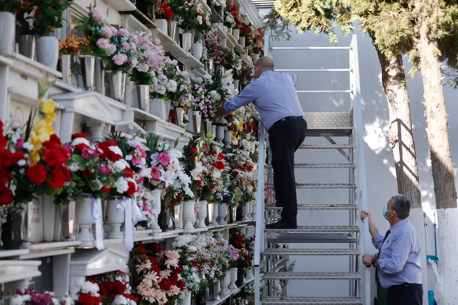 Los malagueños cumplen con la tradición de llevar flores a sus difuntos en la festividad del 1 de noviembre, en un año marcados por el coronavirus.