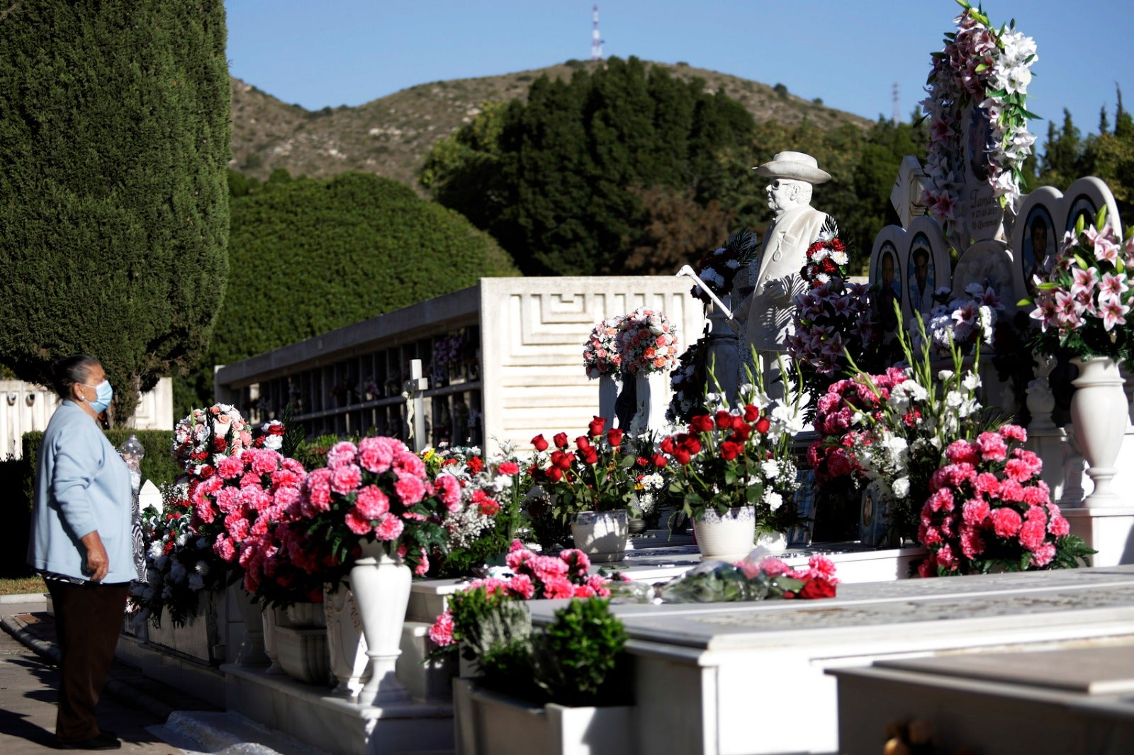 Los malagueños cumplen con la tradición de llevar flores a sus difuntos en la festividad del 1 de noviembre, en un año marcados por el coronavirus.