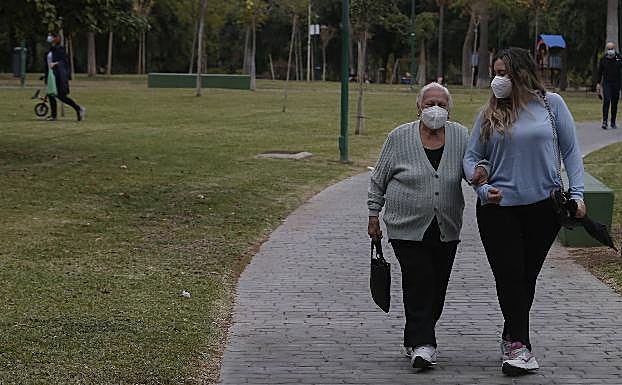 Enriqueta Arias sale una vez a la semana a pasear con Carmen María Mártir, voluntaria de la Fundación Harena.