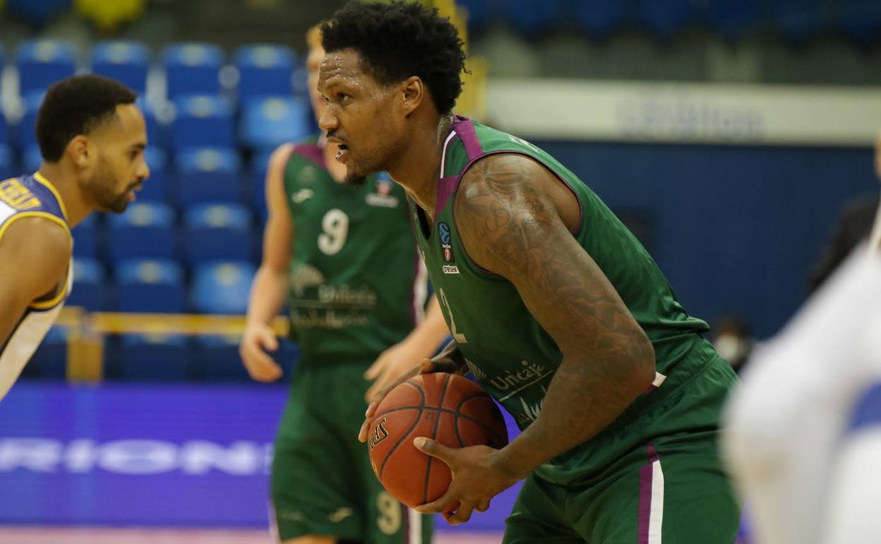 Thompson, defendido por Ginat durante el partido ante el Metropolitans. 