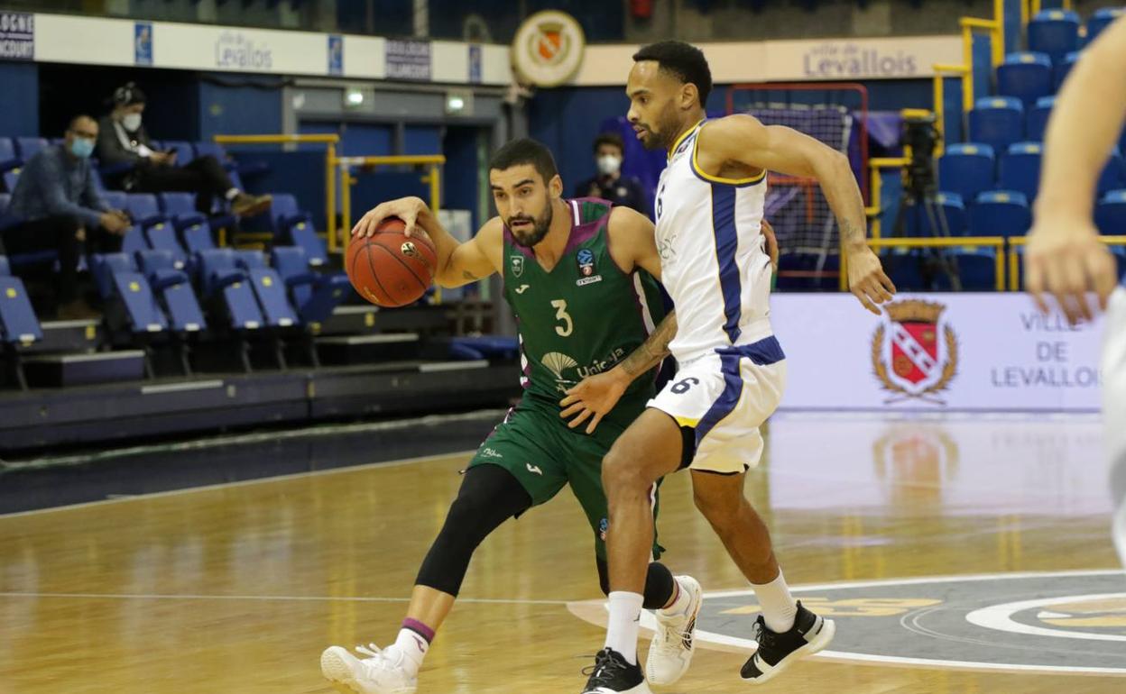 Jaime Fernández es presionado por Michineau durante el partido ante el Metropolitans.