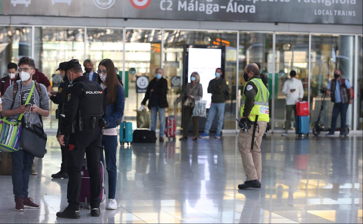 Efectivos de la Policía Nacional piden la documentación a unos jóvenes en la estación del AVE. 