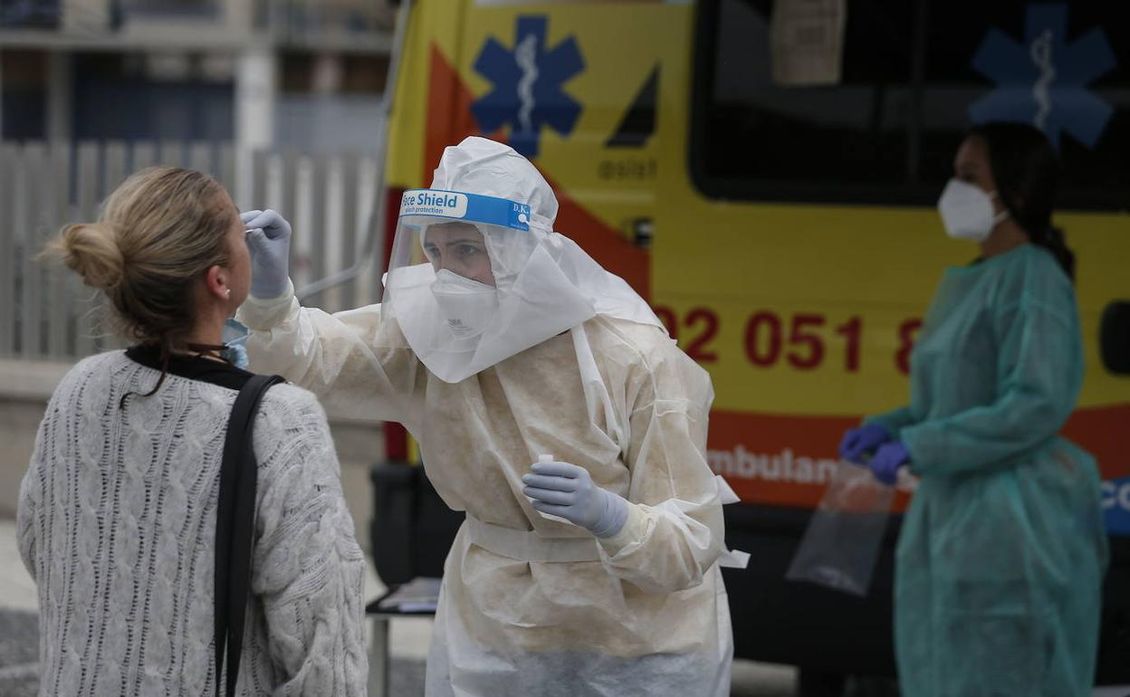 Málaga suma casi 90 pacientes por coronavirus en 14 días pero es la tercera provincia andaluza con menos hospitalizados