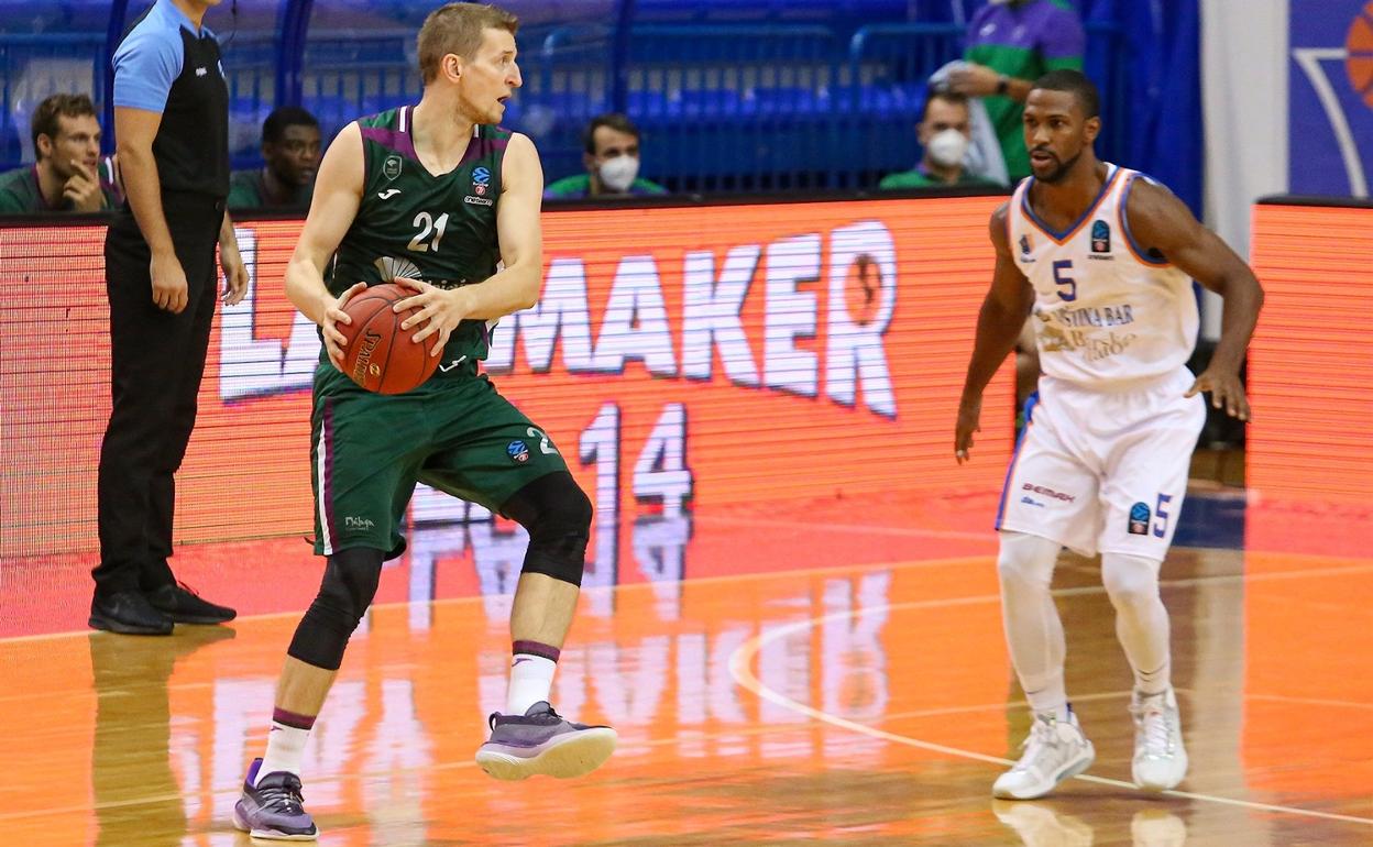 Adam Waczynski, vigilado por Needham durante el partido jugado en Montenegro. 