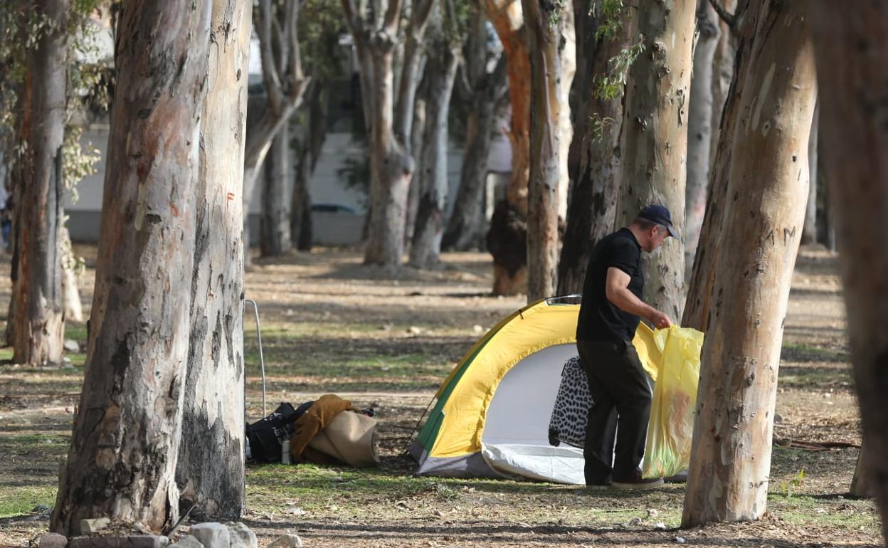 Indigentes acampados ayer en los Baños del Carmen. 