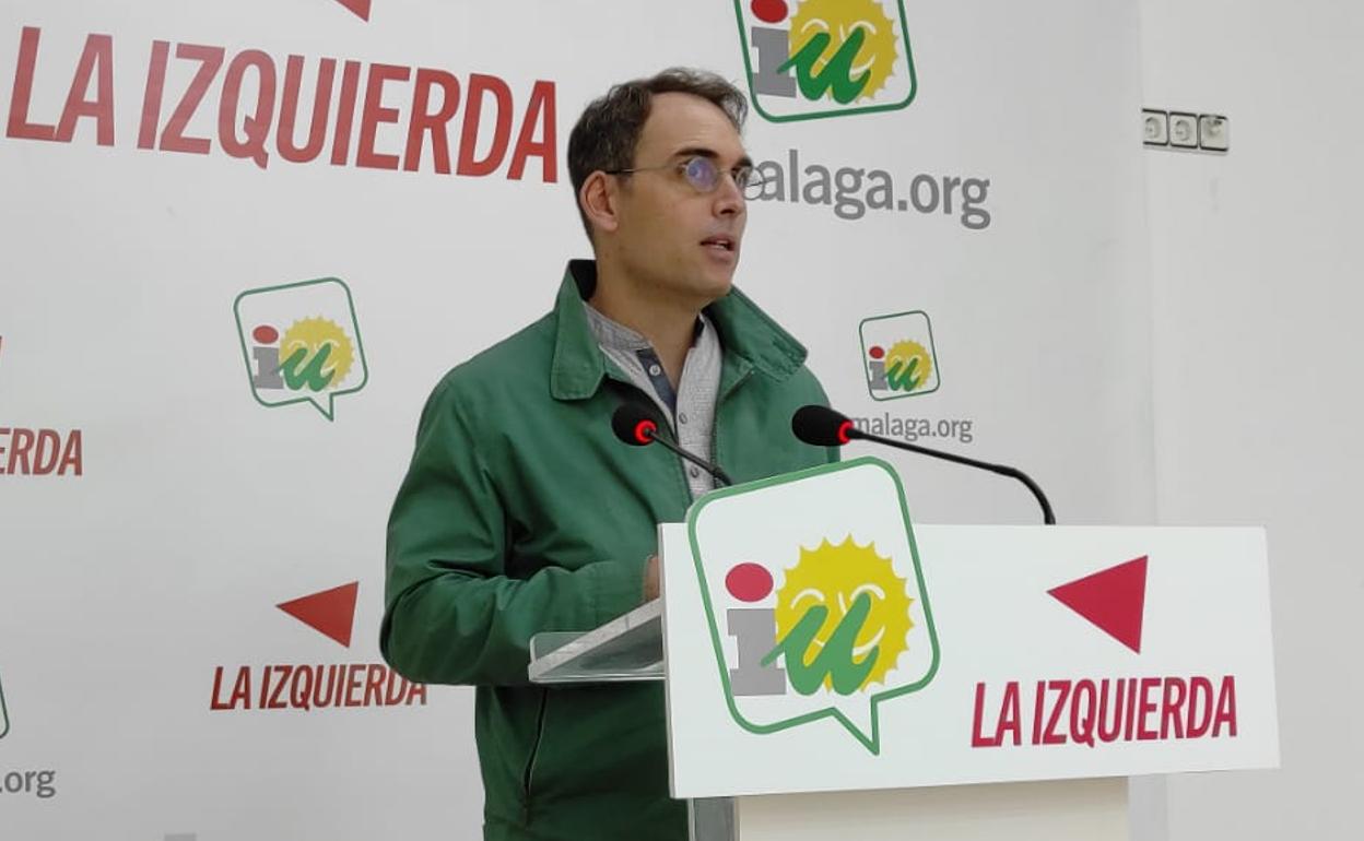 Toni Valero comparece en la sede de IU en Málaga, este lunes. 